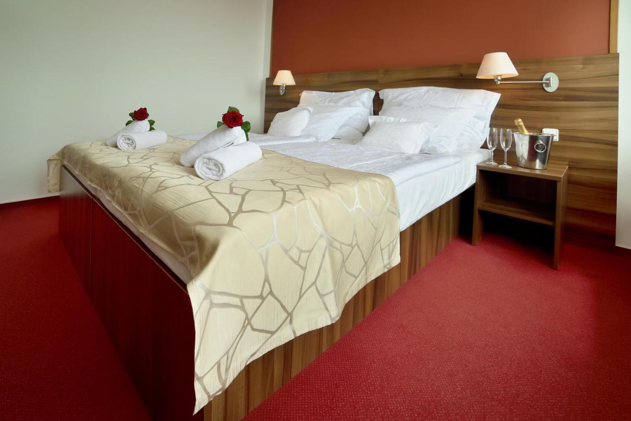 Hotel Palcát Tábor Esterno foto